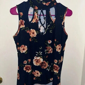 😍Flowered sleeveless shirt size medium